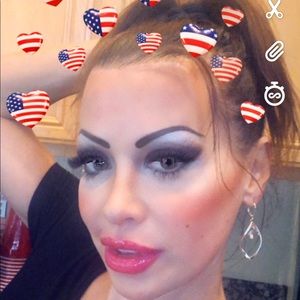 Meet your Posher, Flora